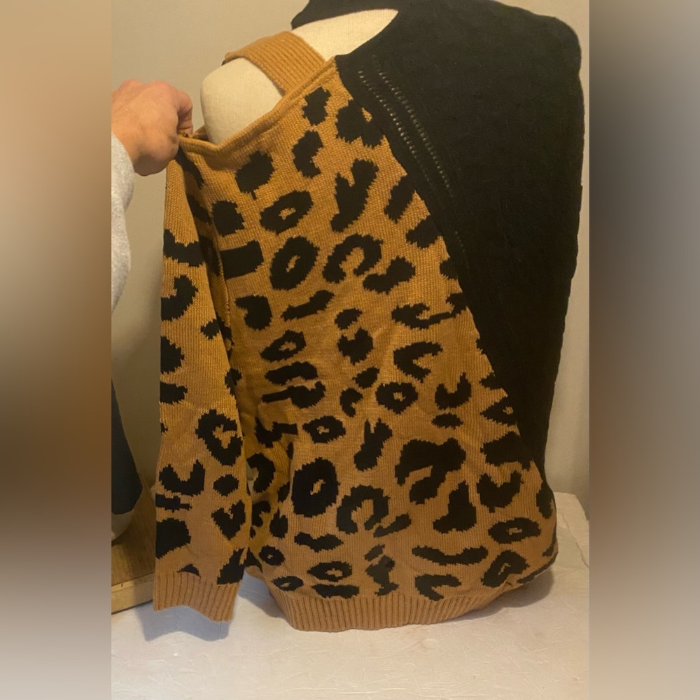 Off Shoulder Leppard Sweater New - Picture 4 of 7